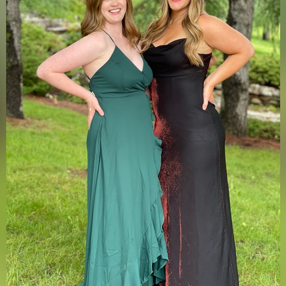 Shimmery red and black gown - Picture 3 of 3